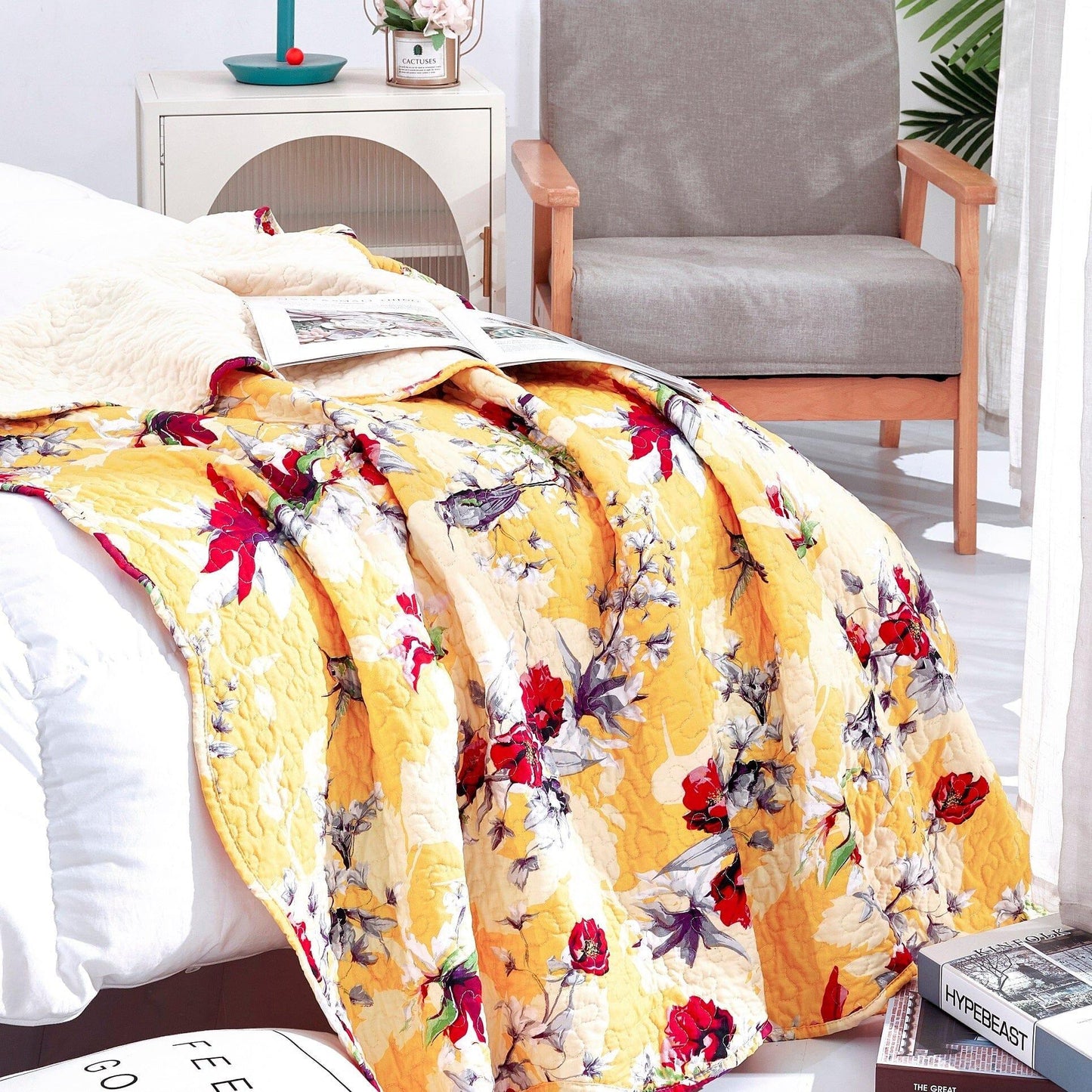 DaDa Bedding Yellow Floral Quilted Throw Blanket - Scalloped Edges with Hourglass Stitching